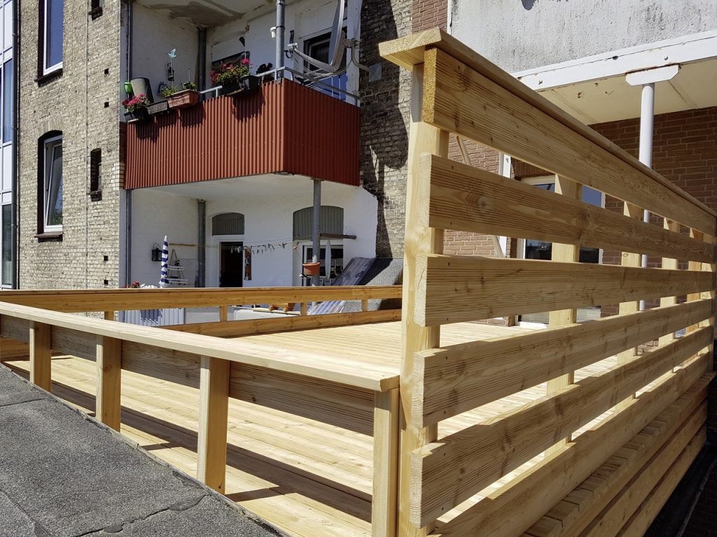 Herstellung-einer-Terrasse-aus-Lärchenholz-auf-geneigtem-Flachdach-einschl.-Geländerz10-1024x768